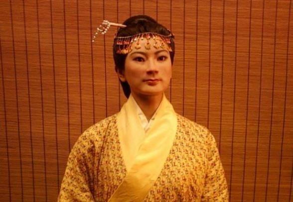 “我们只要一根头发。”1972年，日本首相首次访华。奇怪的是，他们不要任何赠礼，