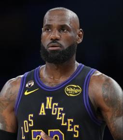 杀疯了！詹姆斯半场数据：8投8中，三分2中2，0罚球，0失误，4次暴扣！半