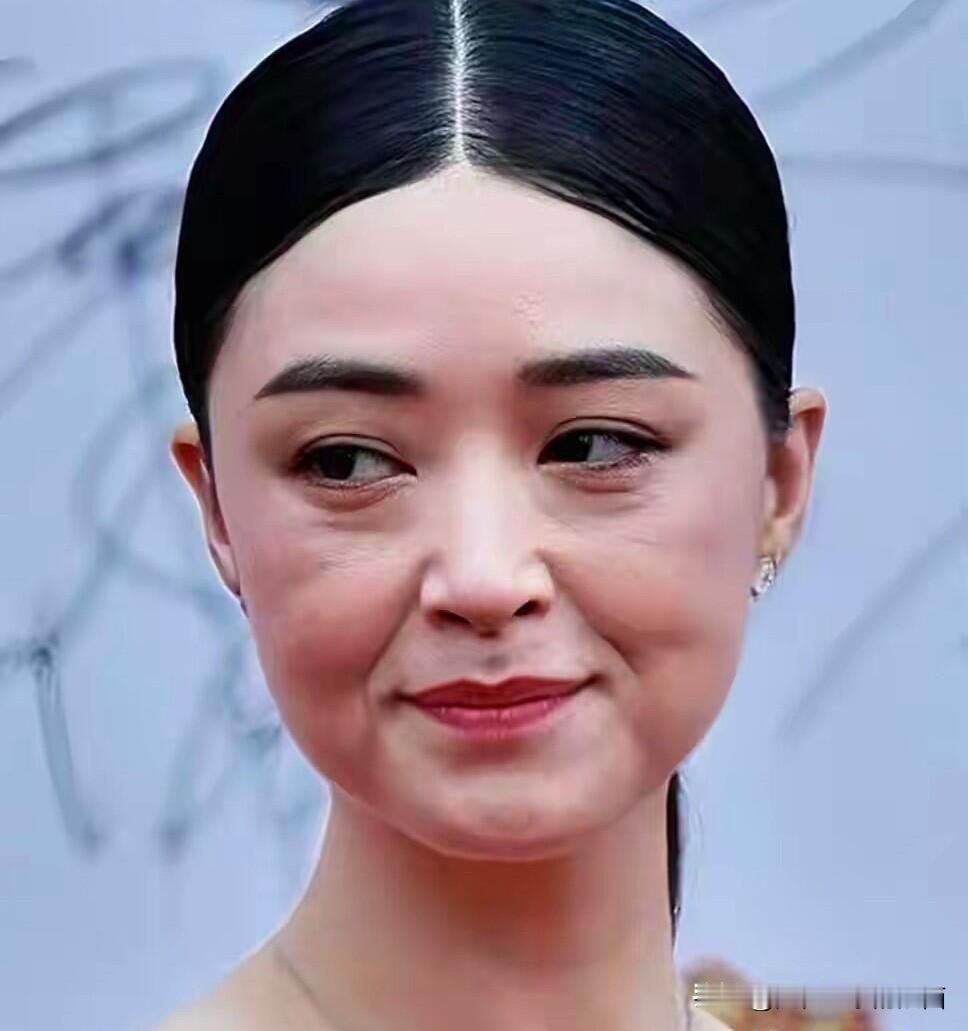 其实圆脸的女明星真的不太适合这样贴头皮的发型，这种造型也只有宋佳能驾驭的了，又飒