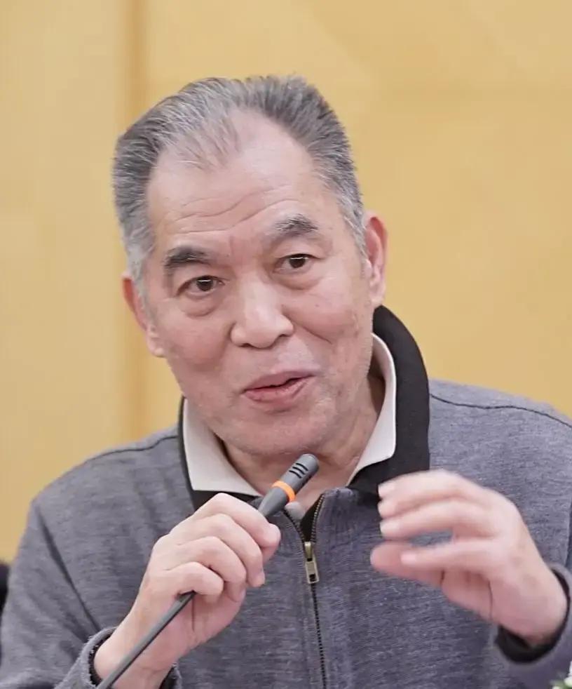 不得不服梁晓声，一句话就把这社会给说明白了：“底层互掐，中产内卷，富人联姻”