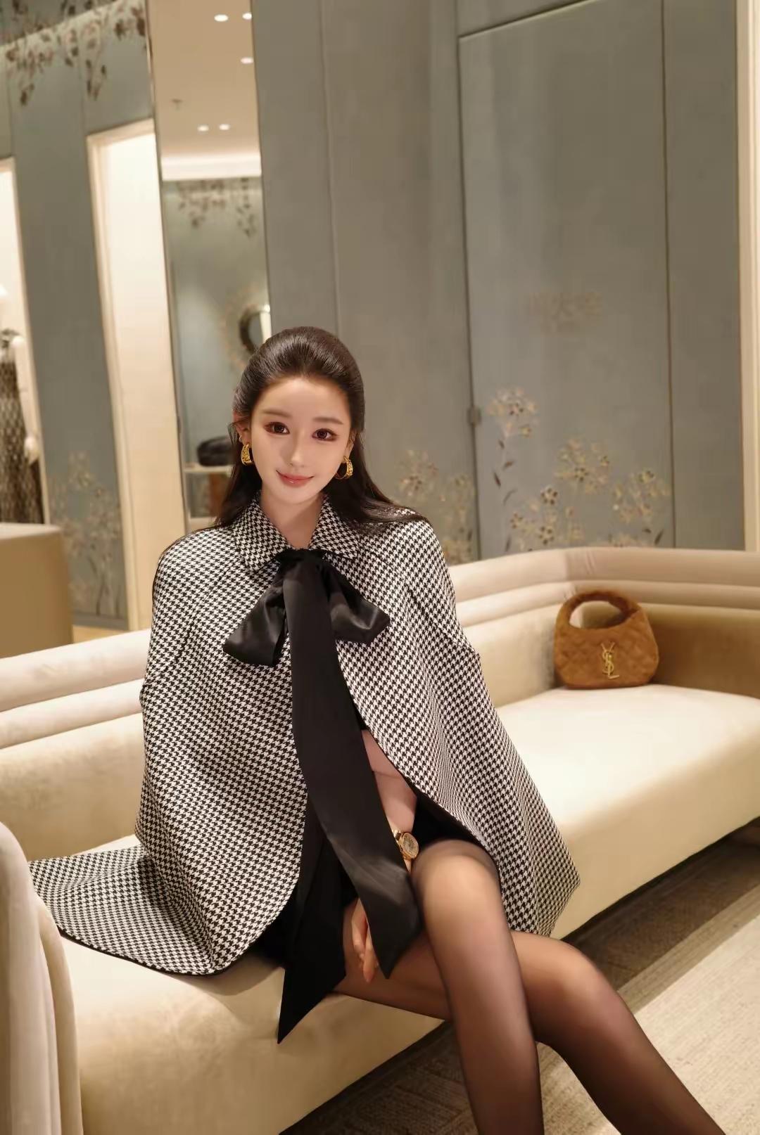 她穿着霍格沃兹的魔法校服，好像也拥有了某种摄人心魄的魔力