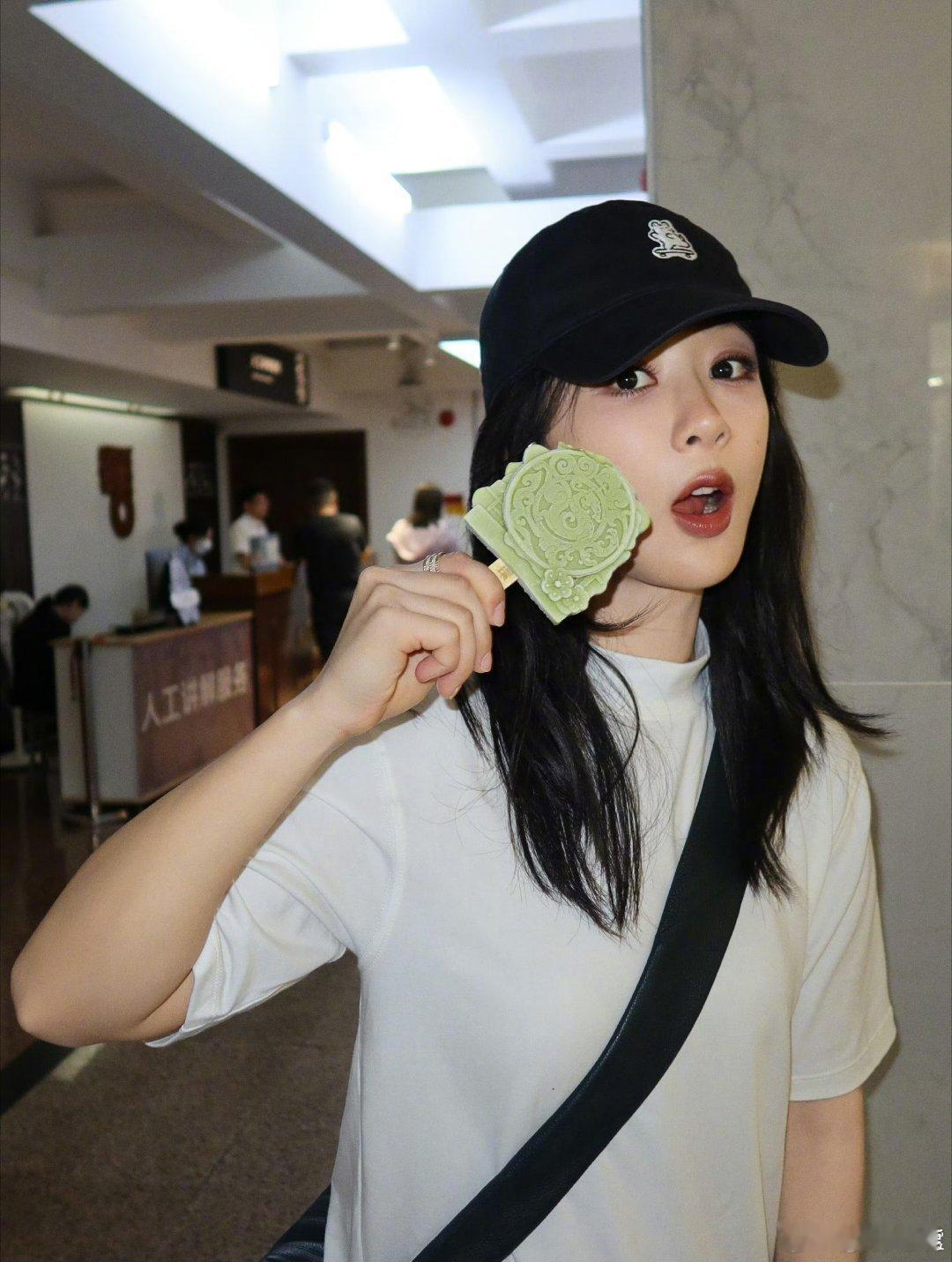 杨紫杨紫不拍剧时都在忙什么杨紫不拍戏的时候在忙些什么呢？行程其实挺满吧，上次直播
