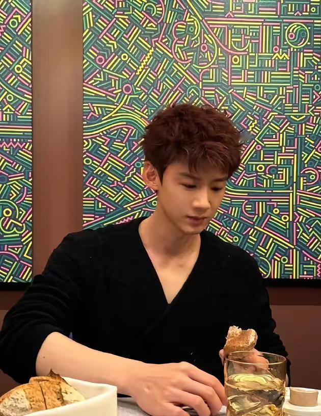 白敬亭和宋轶，被网友猜中了！​2月12日，之前被“王大锤”曝光已分手的白敬亭和