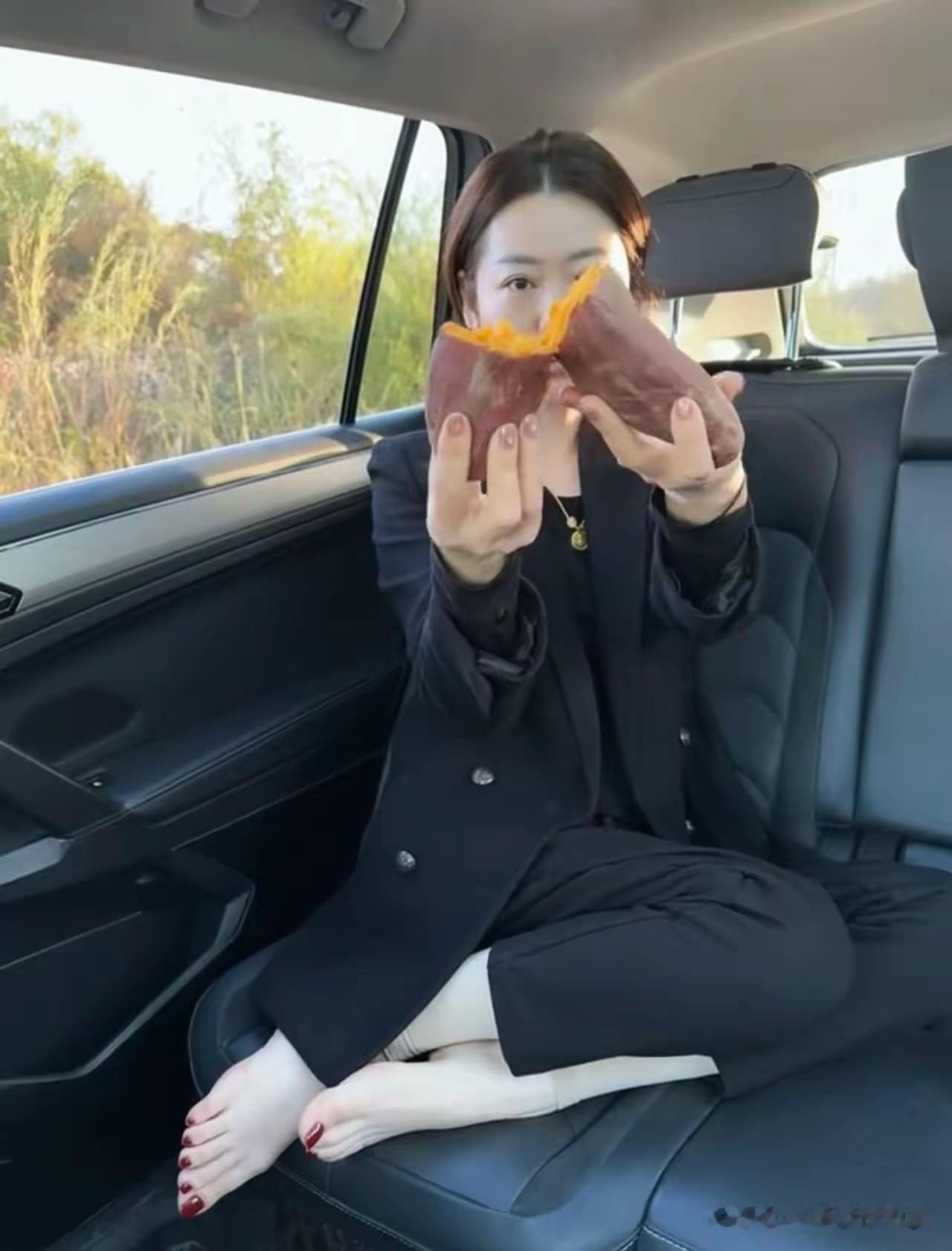 西装搭赤脚，在车里举着对半掰开的爆蜜烤红薯，美女的秋日氛围感直接溢出屏幕，谁是冲