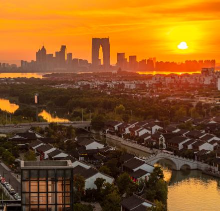 今天咱们不整那些虚的，就聊一所实实在在的公办高职——江苏城市职业学院。它在南京，