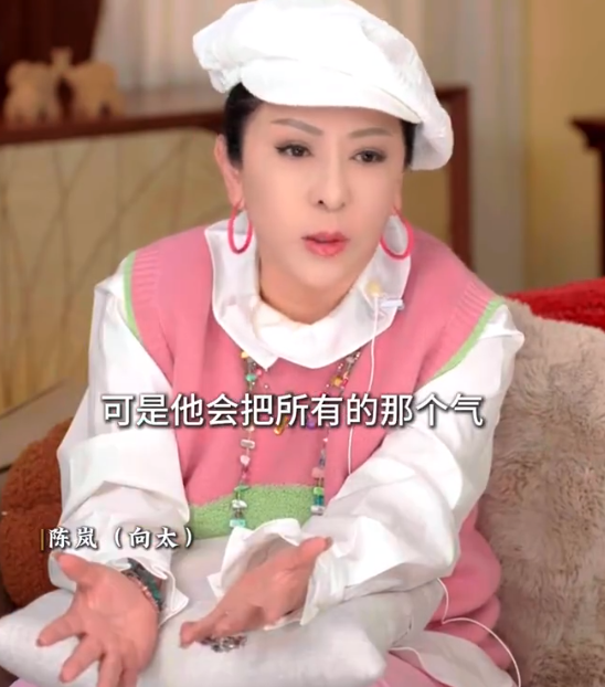 向太陈岚更新社交媒体谈及与丈夫向华强的相处，她表示：“他是爱我的，但是有时候忍