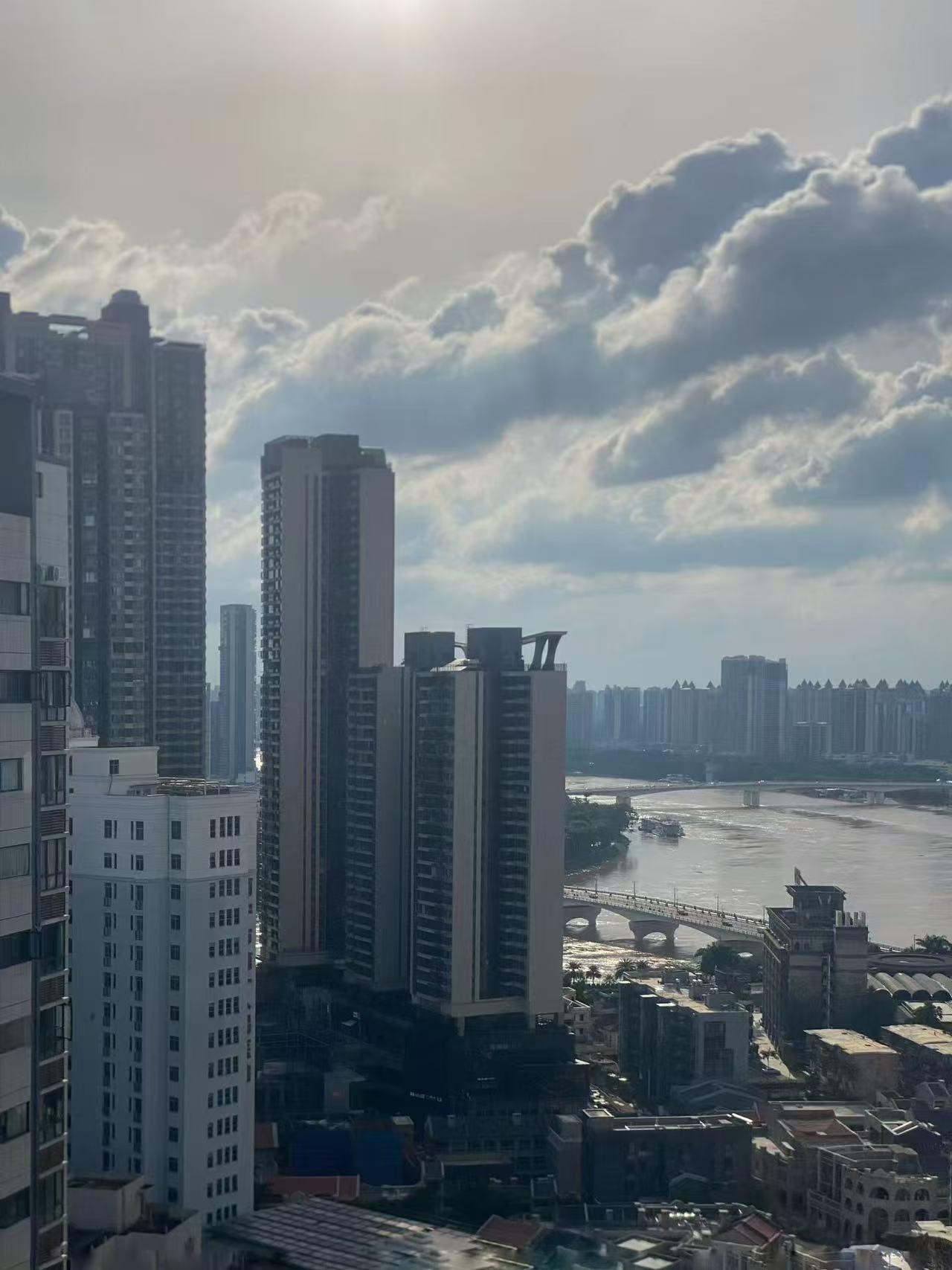 我发现了现在给儿子结婚买房，都不写儿子名，而是写自己的名字。我姐家儿子要谈