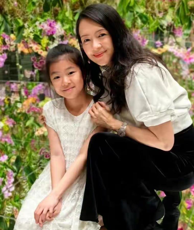 哇塞！章子怡的女儿越来越漂亮了，小脸蛋好精致，跟妈妈越来越像了……虽然章子怡和