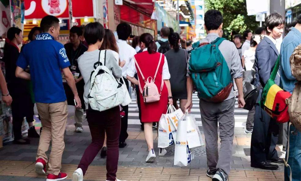最要防备的不是日本人，而是自己家里的这群人。7月1日起，日本签证费暴涨5倍。单