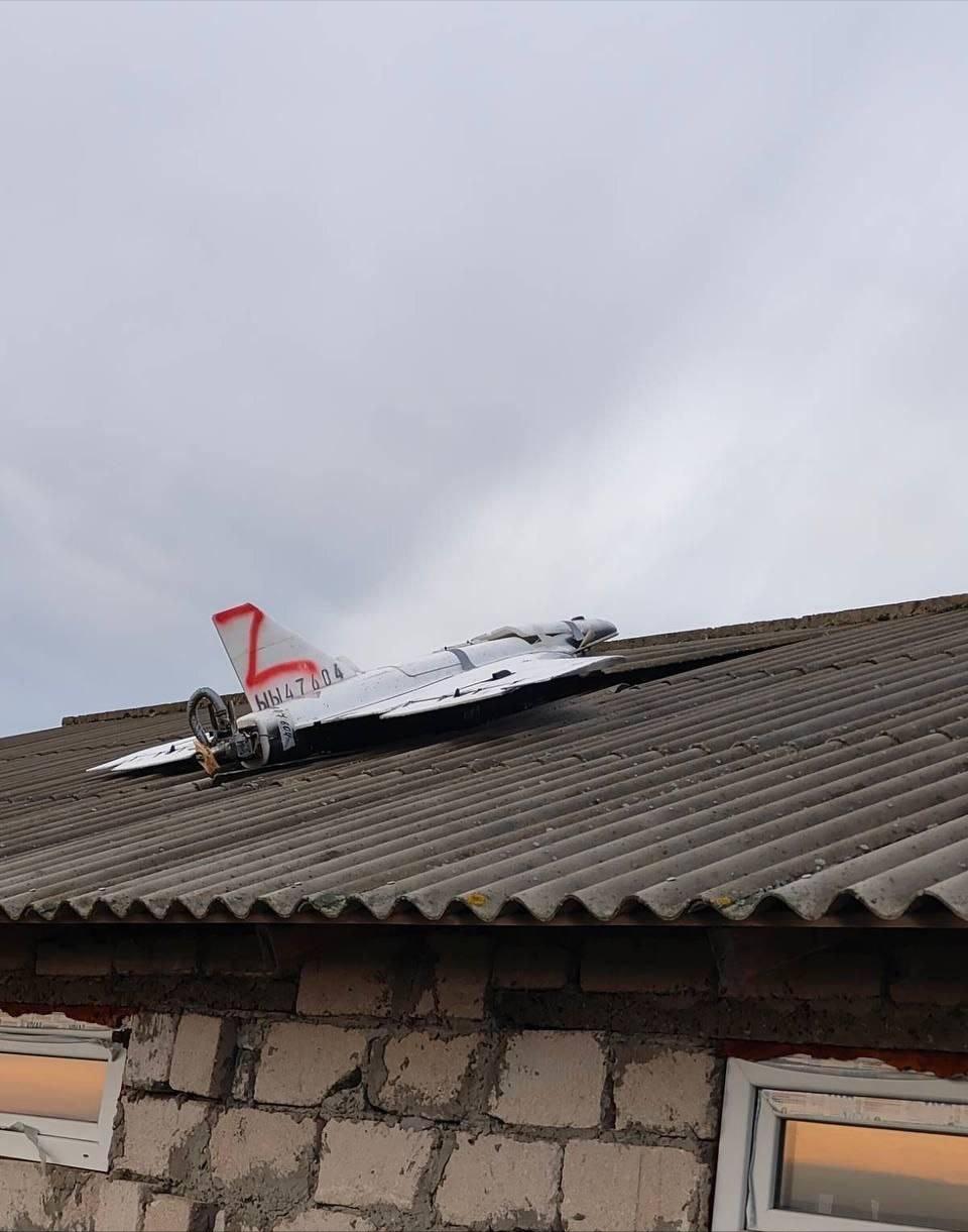 一架俄罗斯的“非洲菊”自杀式无人机坠落在摩尔多瓦一户居民住宅的房顶上，但很奇怪的