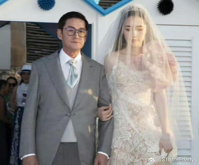 郭碧婷结婚时，郭爸爸还是帅气的大叔模样；如今却显得苍老许多。这五年间似乎经历了许