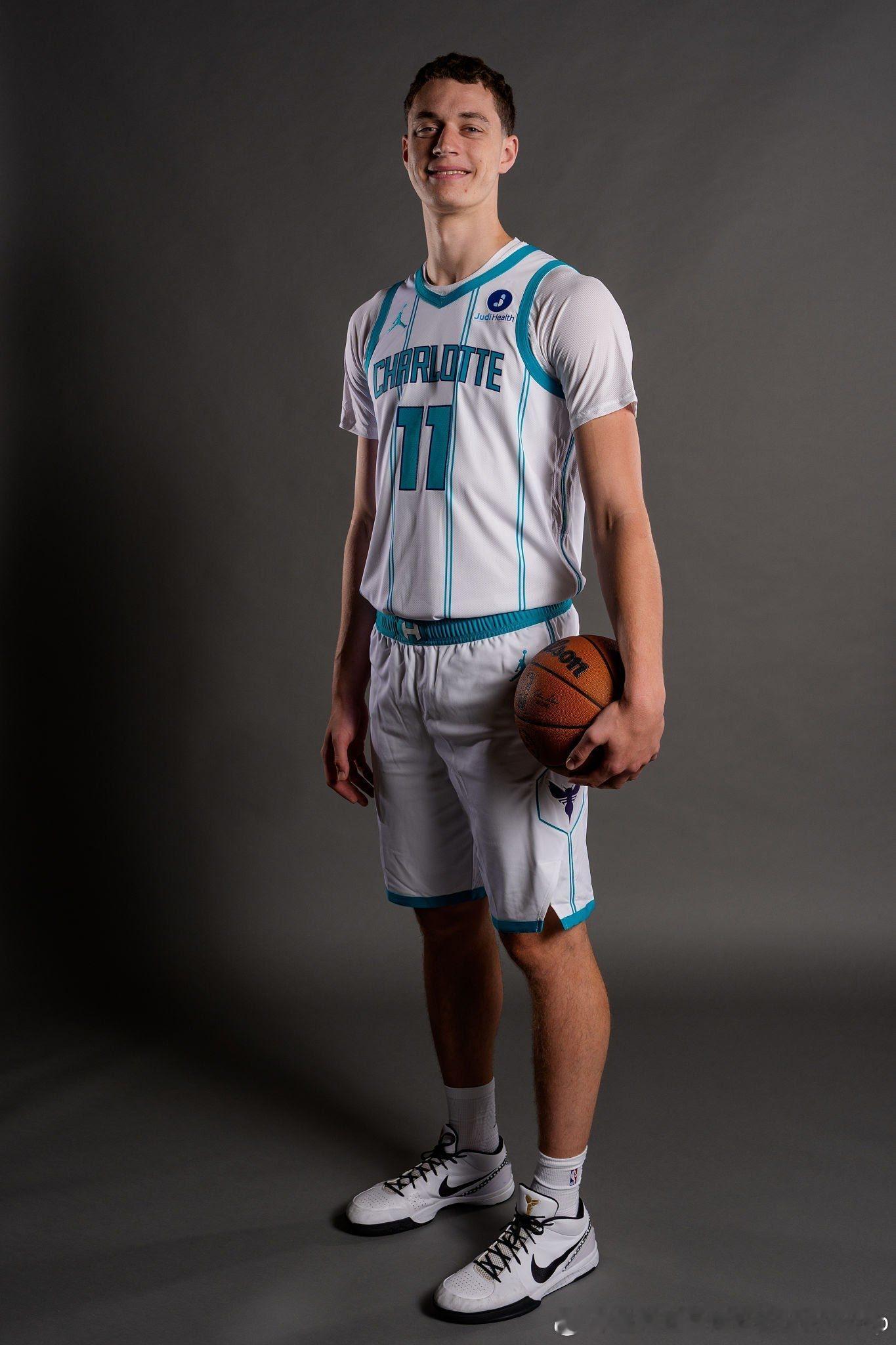 25届新秀中目前表现最好的中锋RyanKalkbrenner，我看他打球超过四