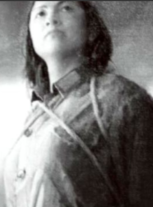 1929年，朱德正要骑马时，遇上十几个持枪敌军：“谁是朱德！”生死关头，妻子夺过