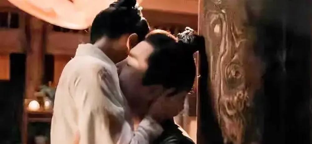 别再叫她神仙姐姐了。刘亦菲亲手撕掉了这个贴了二十年的标签。看看她最近在干嘛