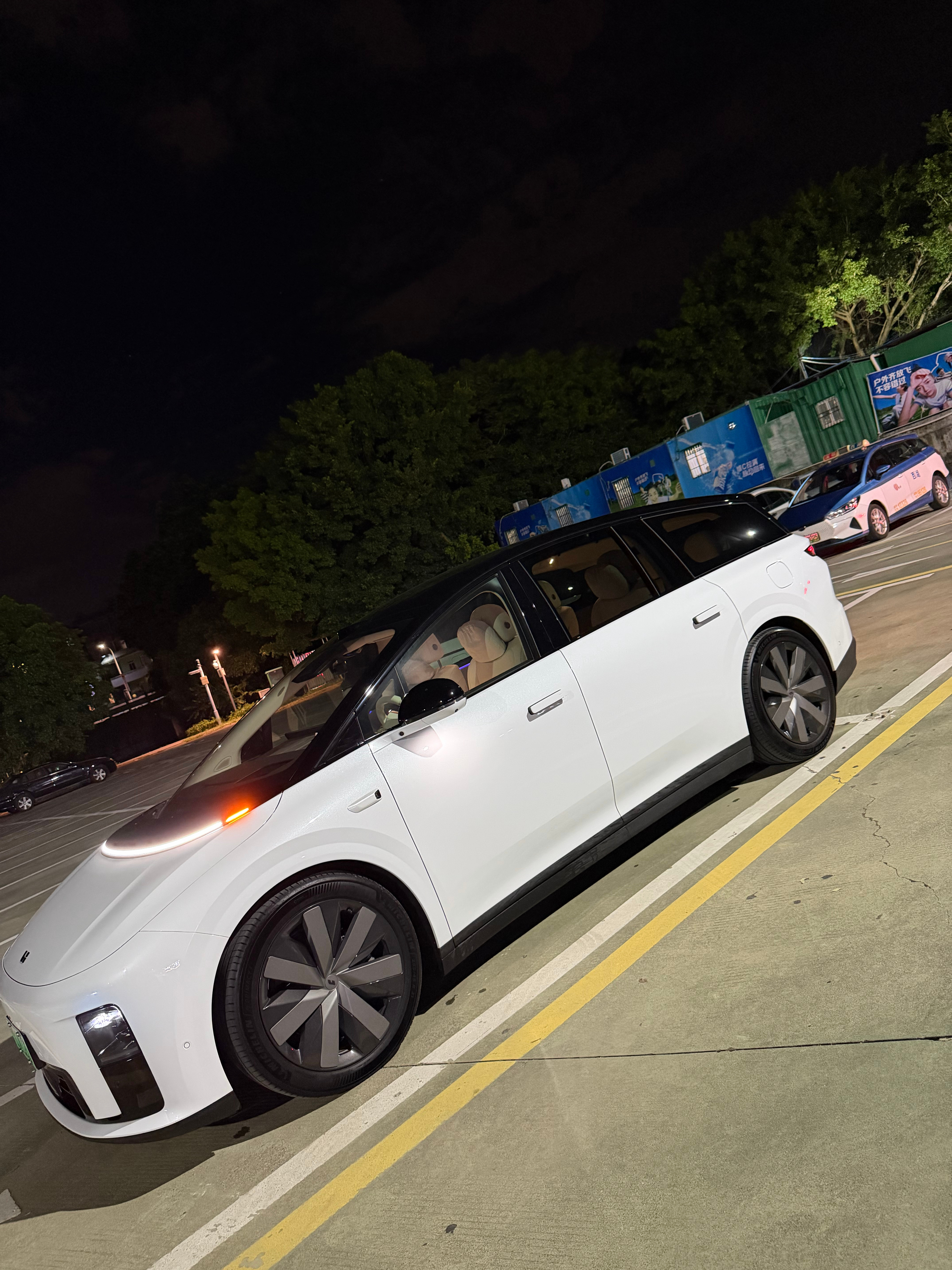 我的国庆用车，到了，好像跟小姐姐同款，我看看理想建成了超过3300座的超充站，第