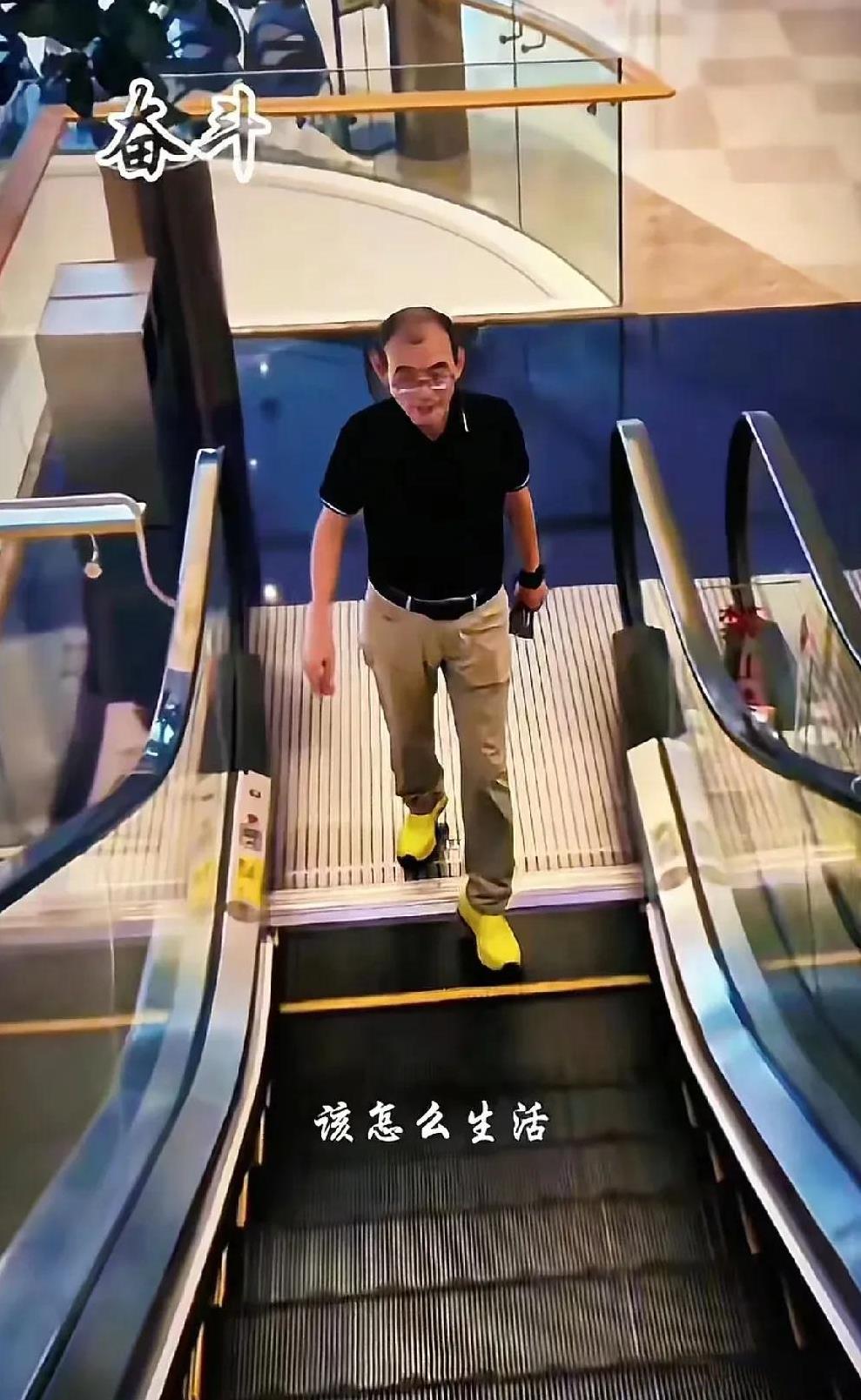 头天谢浩男妈妈直播带货，据传成绩很不错，今天谢浩男爸爸就发出了最新视频。一身衣服