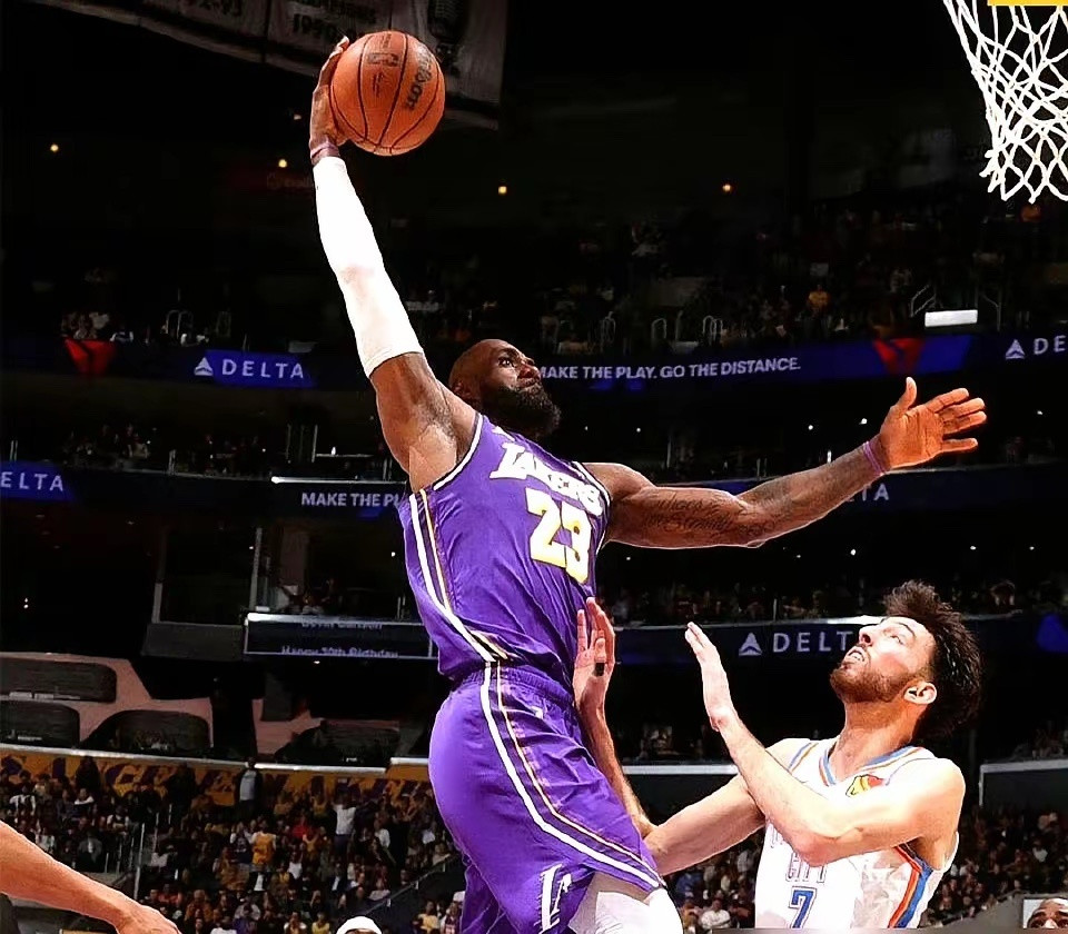 湖人没给詹姆斯续约合同。他赛后把毛巾摔在地上，对着镜头说“我累得要死”。另一边，