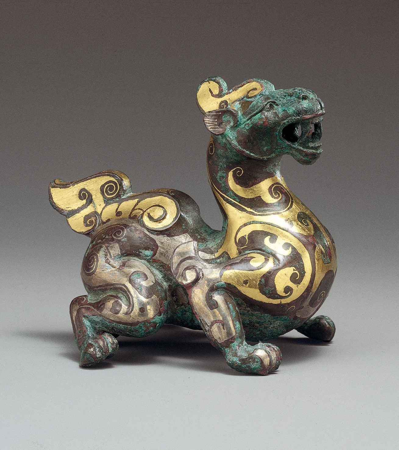 日本美秀美术馆藏西汉错金银辟邪.高7cm,长7.2cm的小件精品