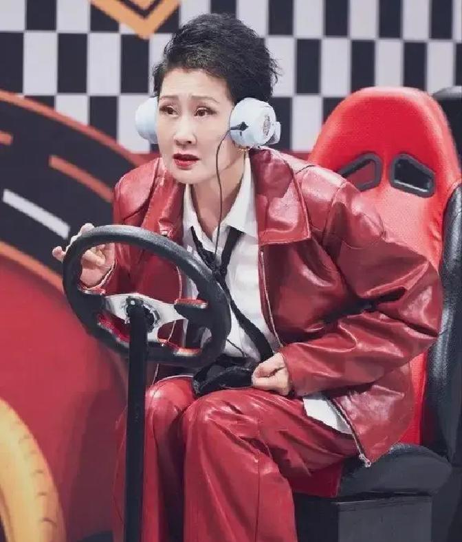 我以前总觉得，女人过了60岁就该穿得素雅。直到看见张凯丽把红色皮衣穿在身上，我