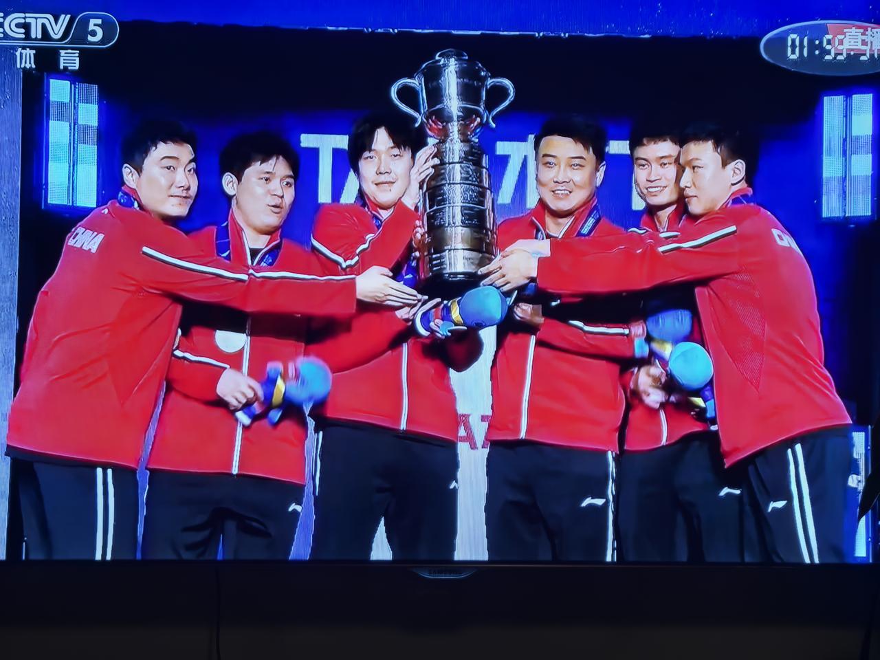 男儿有泪不轻弹，只因未到动情时！今日凌晨，国乒男团第24次斩获世乒
