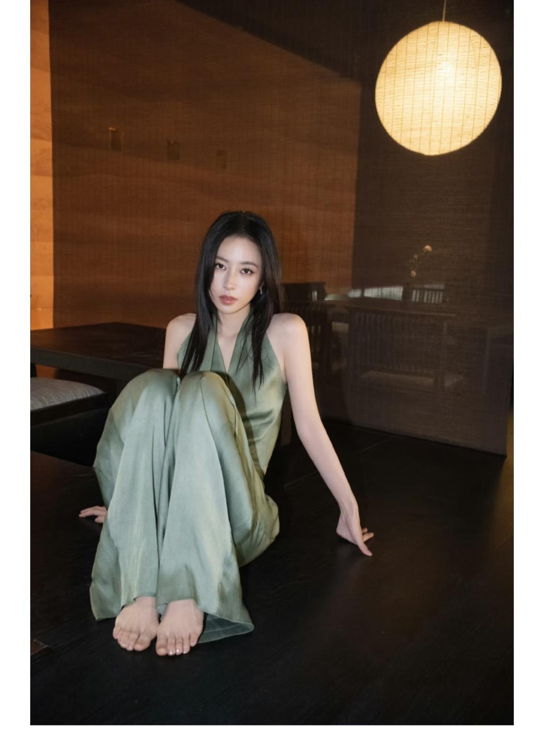 周雨彤，拇趾外翻有点严重。