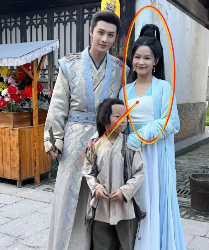 我丢！！！她现实长这样……​​​