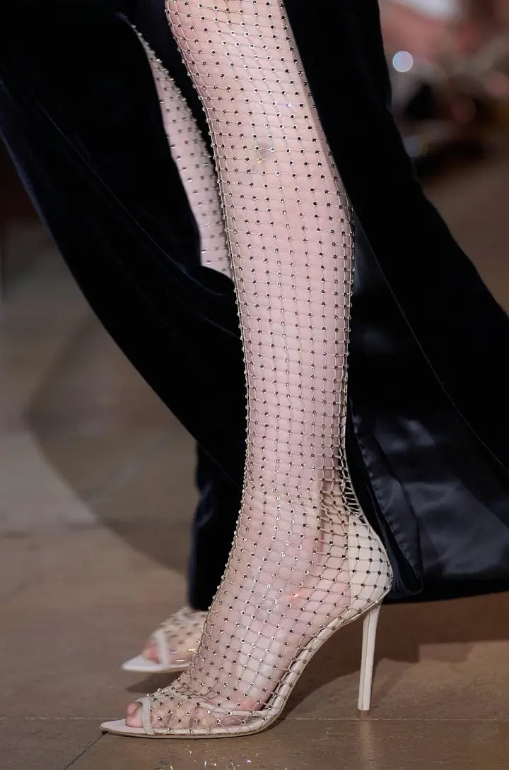 谁的腿可以hold住这条裙子，腿弯一点都很灾难。