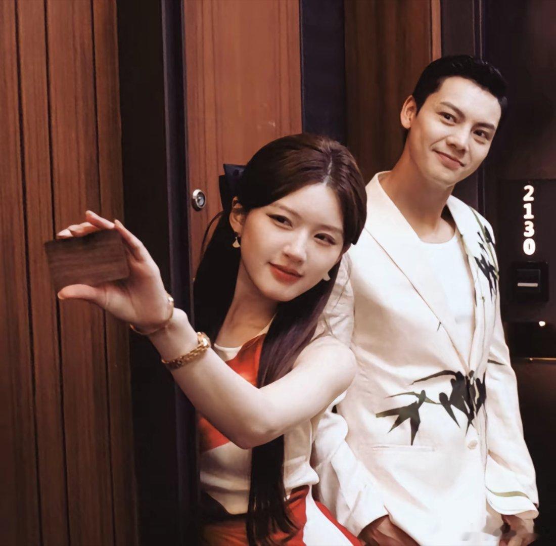 赵露思感觉整个剧组都很喜欢赵露思，不是装出来的，是打心底里喜欢，看官号就