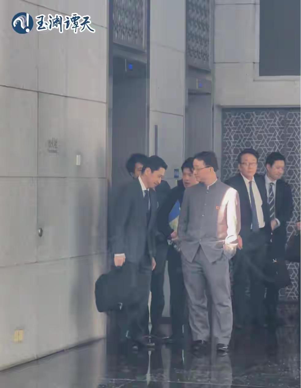 这照片又让日本人破防！还提出抗议，抗议个鬼呀，自己低头哈腰，明显是自己心虚，想低