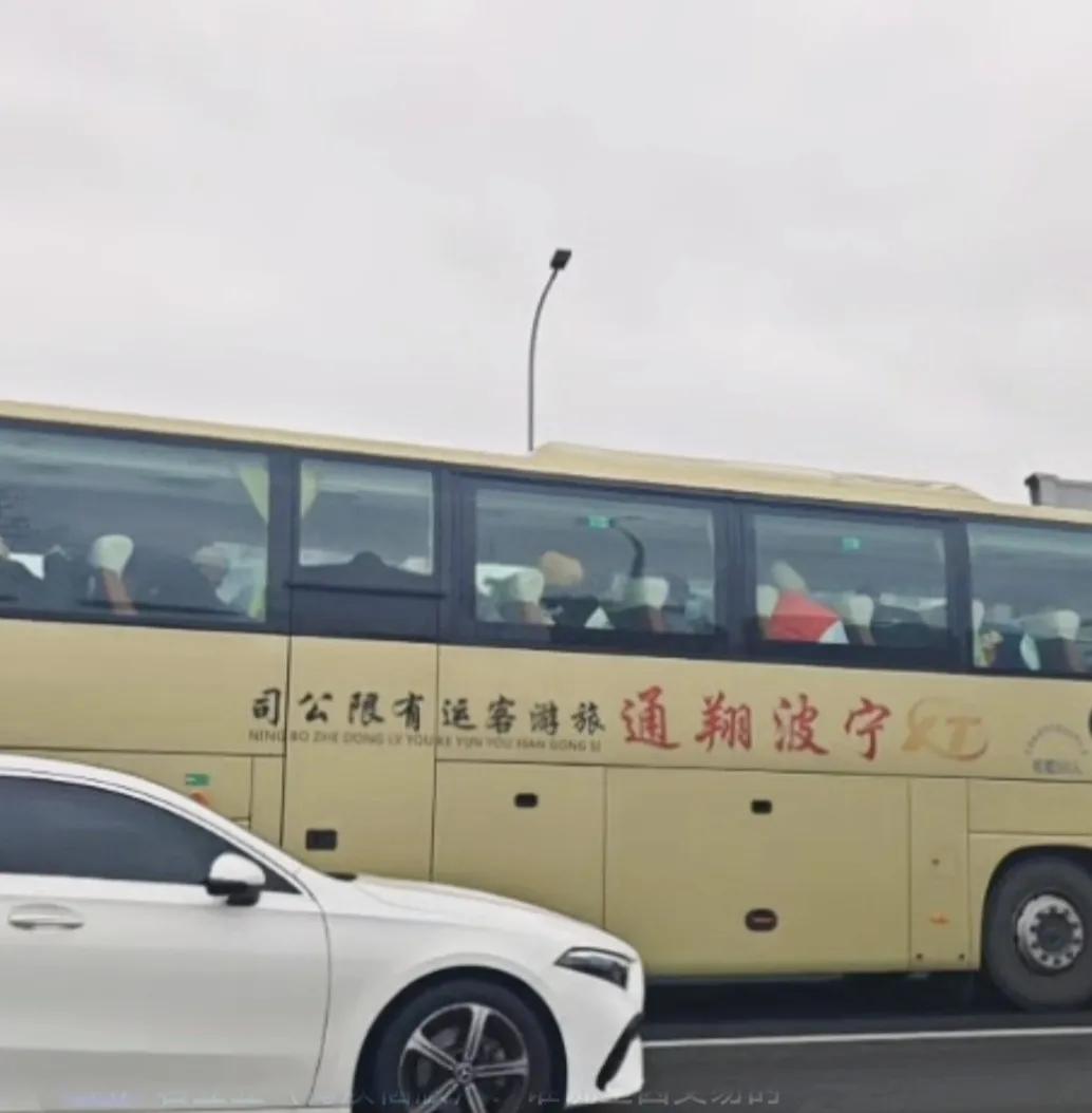 广东队出发宁波，徐杰焦泊乔随队出征，可见明晚对这场比赛还是挺重视的。运动员的辛