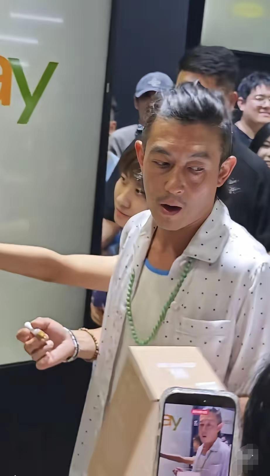 陈冠希又出镜了。虽然还是一副油油腻腻的大叔形象。但是人家的气场还是蛮强大的，毕竟