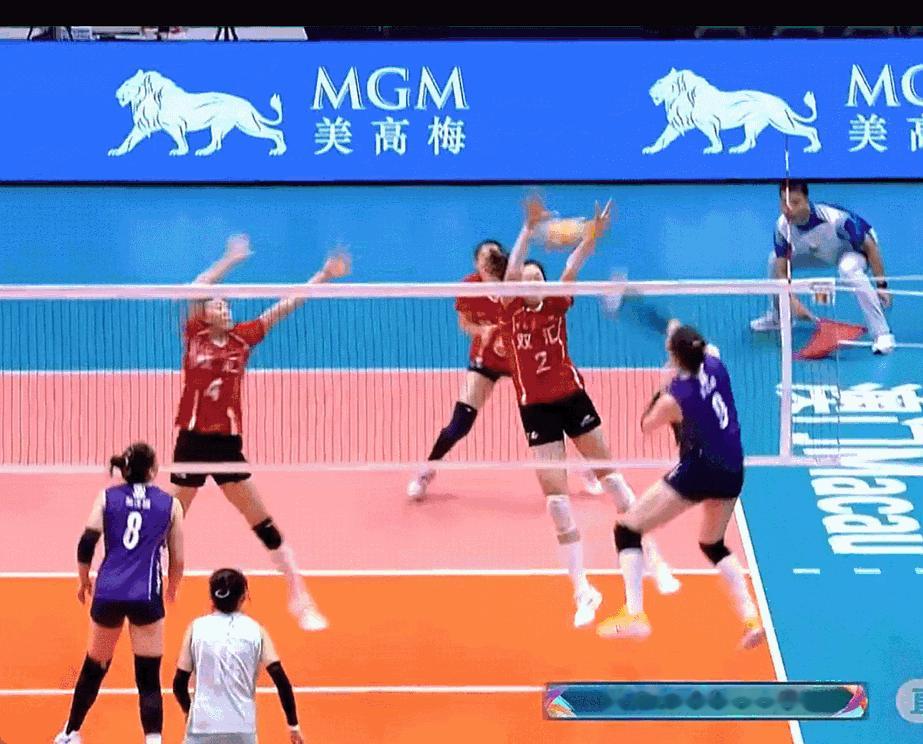 这样的互动也太可爱了吧！朱婷和王芸蕗隔网相视一笑！第二局局末朱婷单人拦网，拦住了