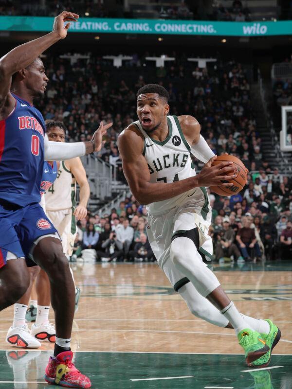 火箭得到字母哥的概率最高，字母哥倾向于联手杜兰特，这让火箭队得到他的概率直线提升