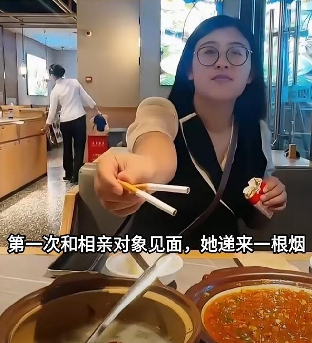 相亲女递烟后秒闪人？别懵！真相就三点：1.烟盒最外面那根是"禁忌"，拿第二根才