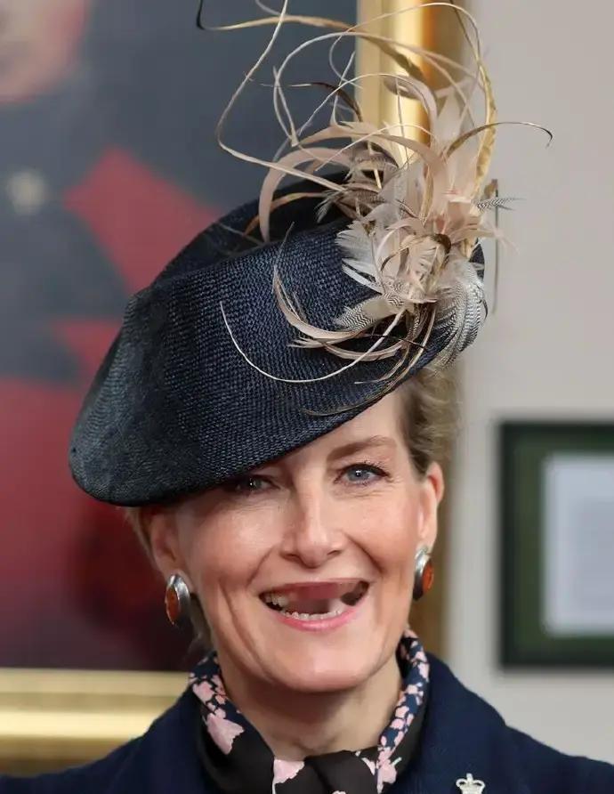 雪地里那双腿，比王室头衔更刺眼。路易丝小姐踩着尖头细跟，薄丝袜裹着腿，零下寒气