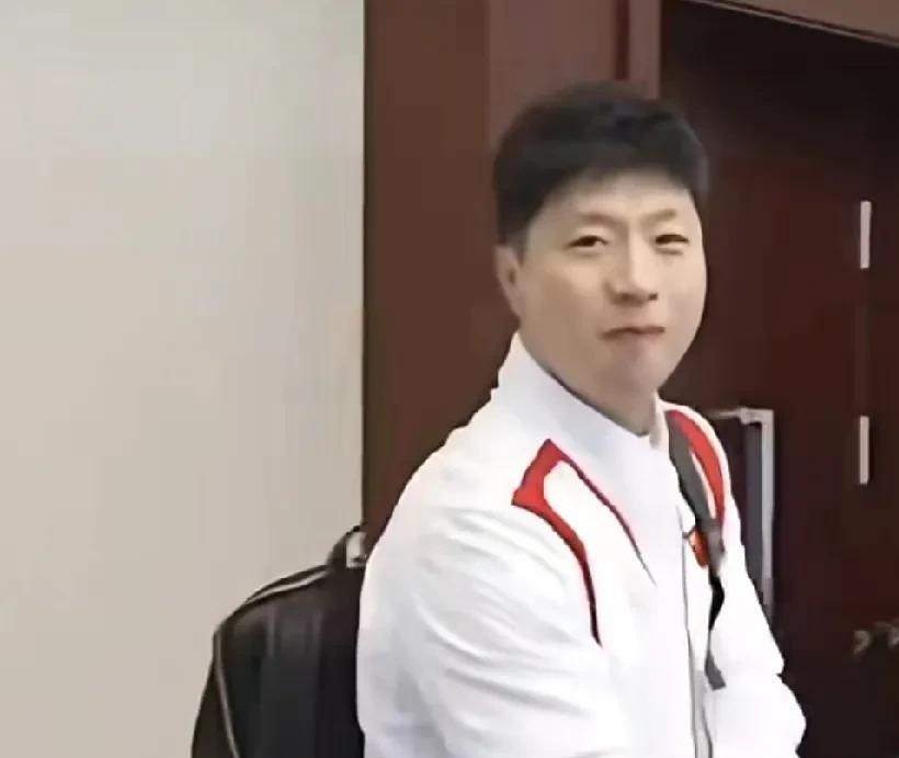 这真是很可爱的一幕！原来马龙和陈清晨、龙道一等奥运冠军一起参加活动，被拍到在散