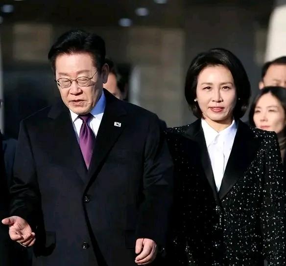 金惠景跟着李在明东拼西杀，又出发去日本访问了。她这次选的是还是翻领大衣裙，但颜