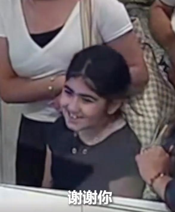 俄罗斯一家三口来中国旅游，当准备离开中国时，小男孩竟然偷偷找到海关人员，神秘兮兮