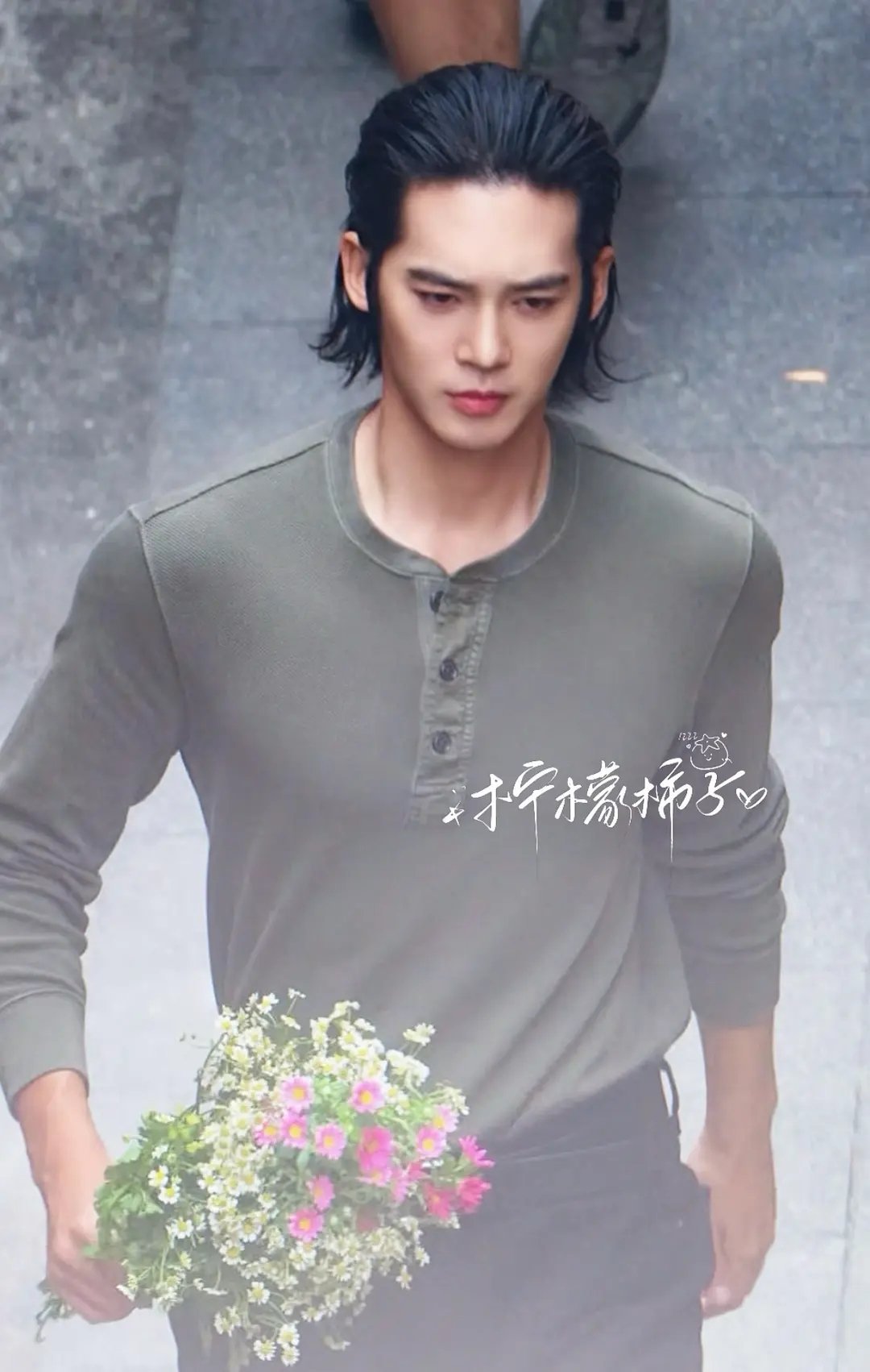 于适就是宽肩窄腰，身材显示器都顶级的大帅哥罢了​​​