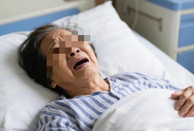 广州，6旬老太坐公交，期间坐累了，就起身在车厢过道里走动，活动腿脚。谁知，司机避