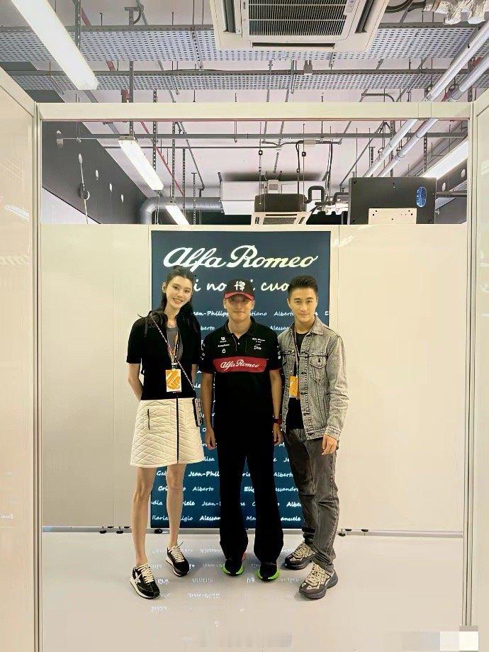 奚梦瑶确实情商高奚梦瑶只要不挨着何猷君合照，她就站直了…