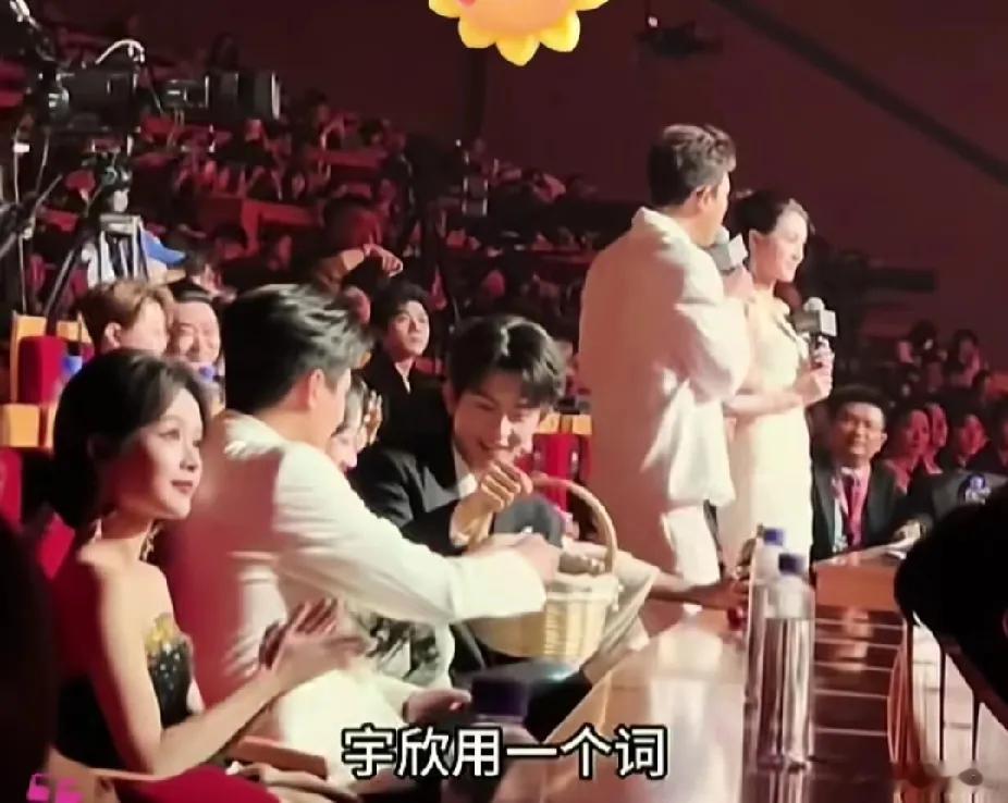 短剧圈的氛围确实比内娱好那边郭宇欣在采访说场面话这边的演员们开心的吃上花生了红果