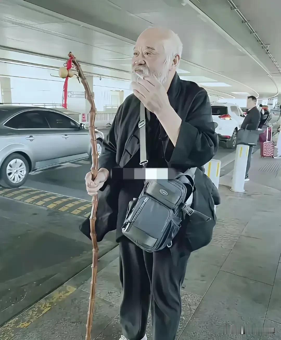 这大爷看着好面熟呀。就是一时半会儿想不起来叫谁了？也不知这么大岁数了，一个人在马