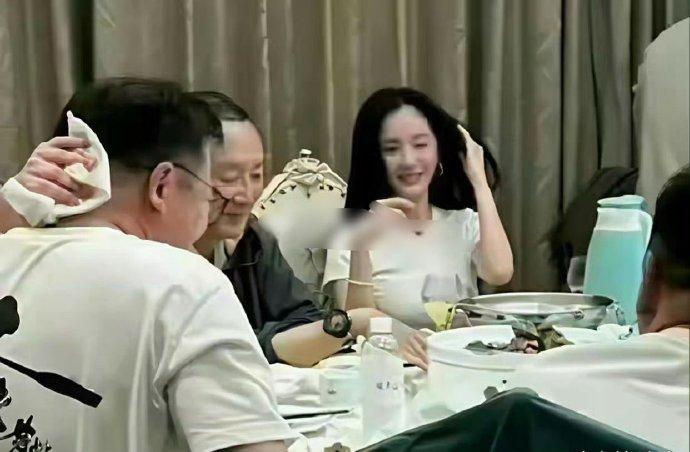杨颖和杨幂参加酒局都是素颜的，这是为什么呀？​​​