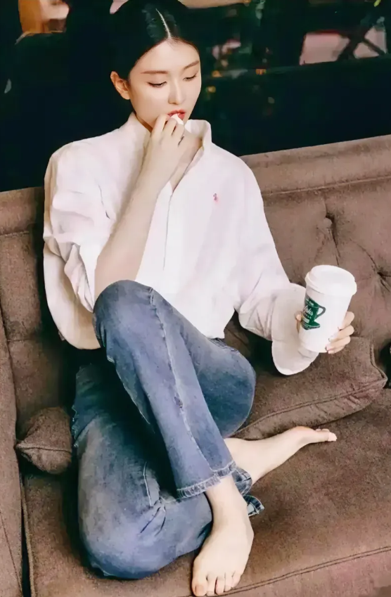 乔欣，172cm，光脚在沙发上喝咖啡很美，脚就是有点宽，其它都完美，你们看看是不