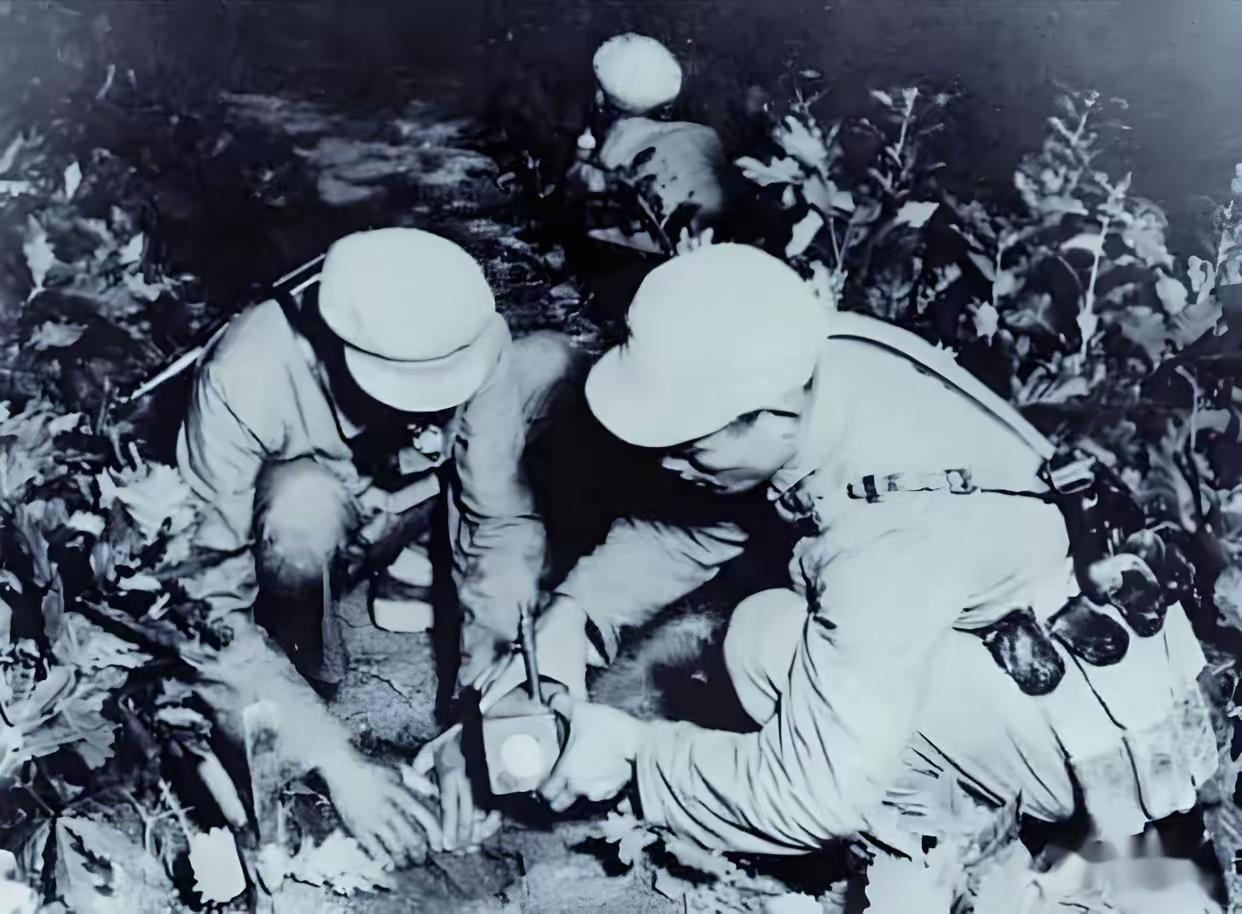 1952年，一个志愿军战士悄悄顺走一袋美军地雷，兴冲冲带回阵地向连长请功，谁知连