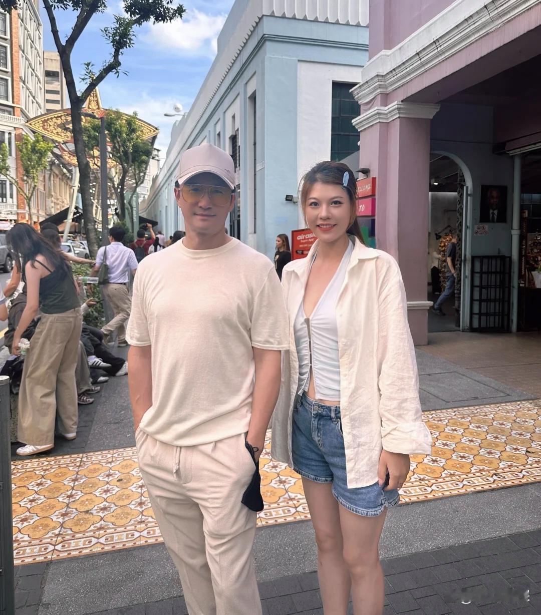 52岁吴京马来西亚度假被偶遇！身材健硕状态好，对谢楠宠溺太好磕
