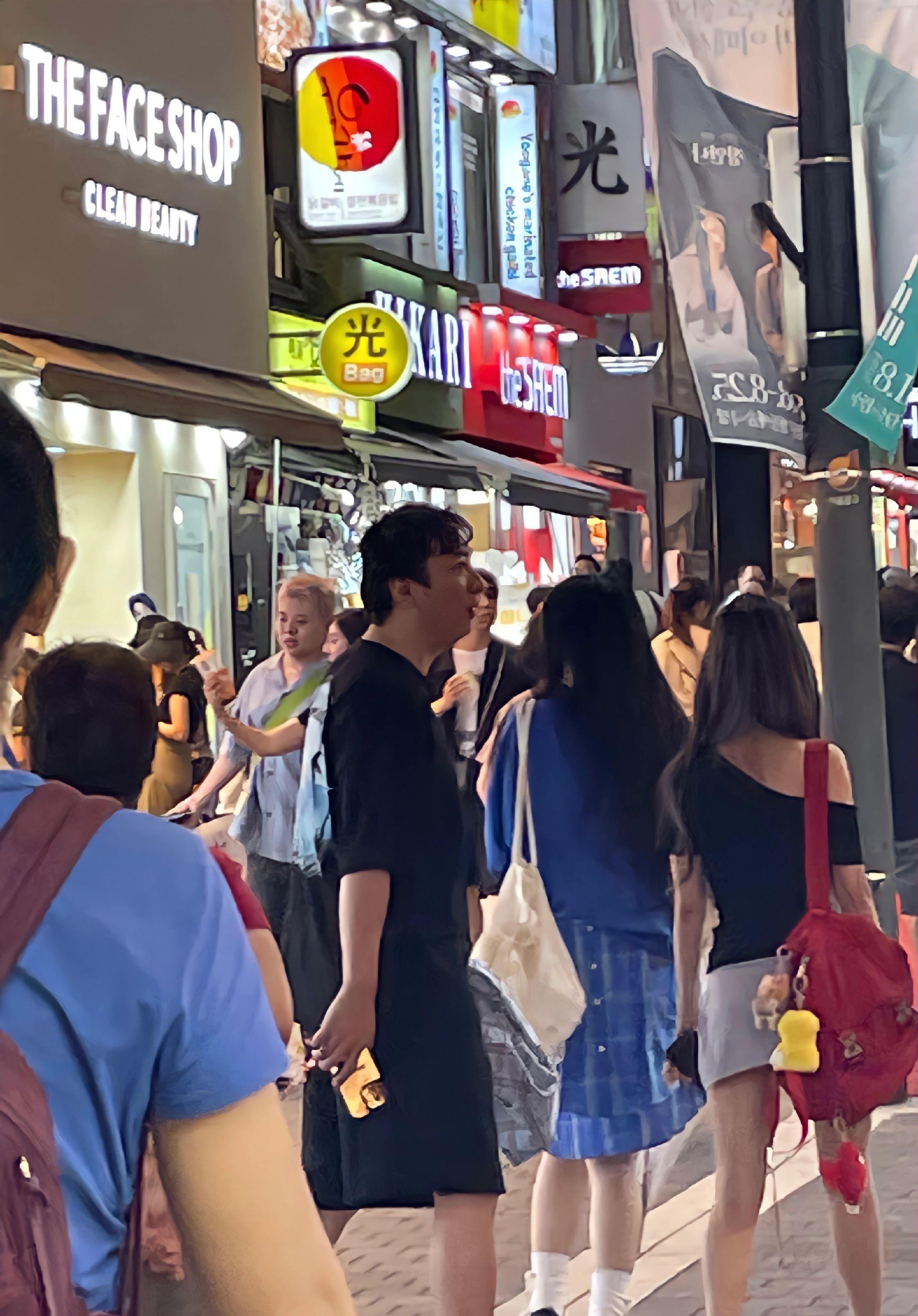王思聪懒懒韩国度假照。懒懒娇小可爱，在王思聪身边妥妥的小鸟依人，两人经...
