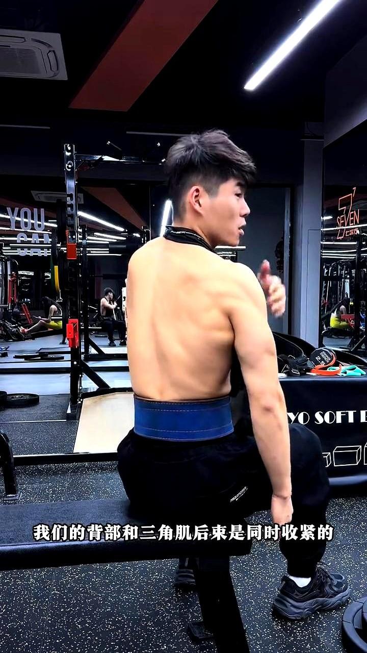 但是这个动作对于扣肩我练了三天就明白，圆肩的人硬做俯身飞鸟，肩膀前侧像被绳子