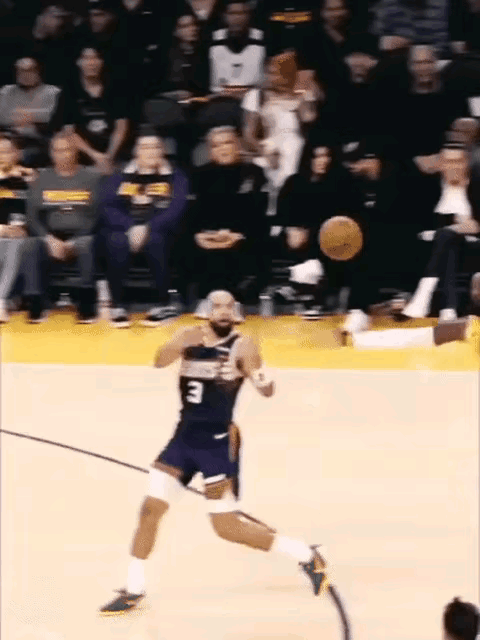 狄龙这动作是嘲笑詹姆斯在划水吗？可以说，这狄龙一遇到詹姆斯就来劲，不是场上小动作